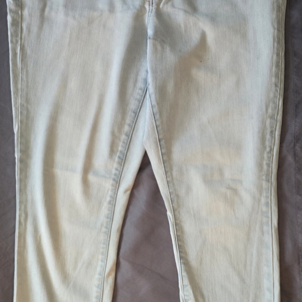 Universal Thread Light Blue Jeans - Picture 4 of 10
